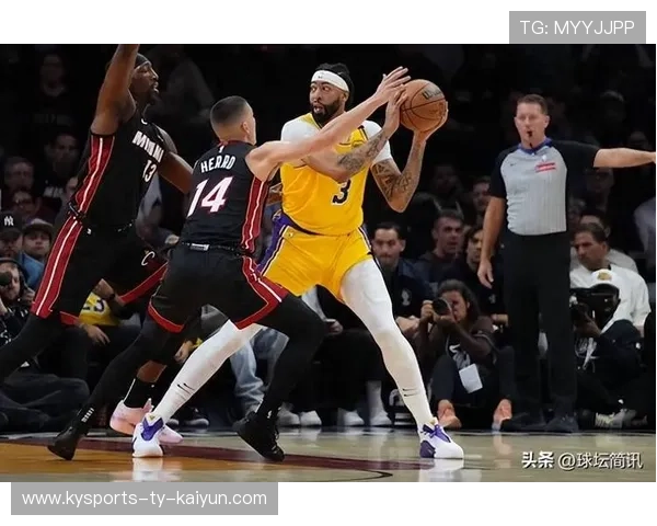 安东尼·戴维斯连抢两板，湖人内线强势回补