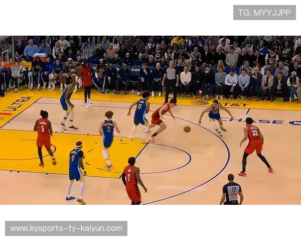 库里底角接传中三分入网，勇士反击战术击穿外线