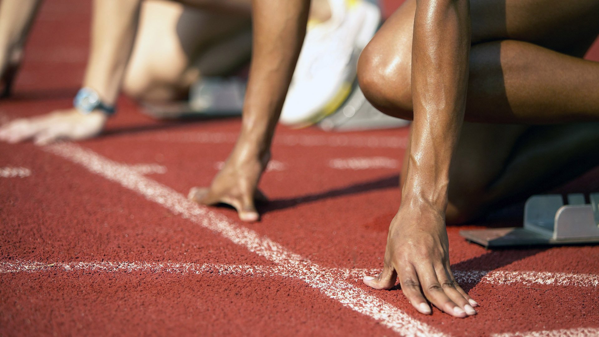 全国青少年田径比赛刷新众多纪录，小将们在赛场上全面开花，全国青少年田径俱乐部比赛